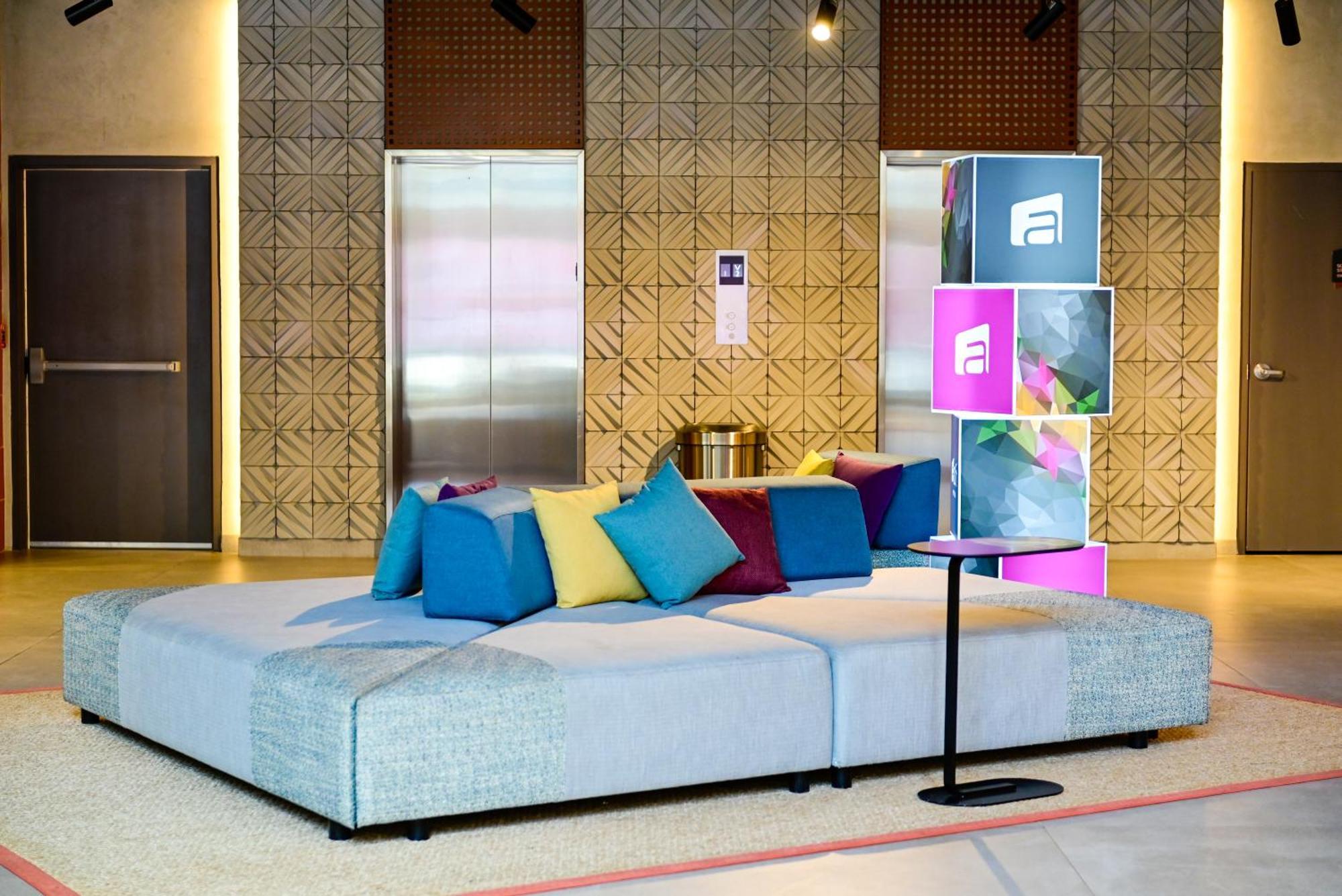 Hotel Aloft Playa Del Carmen Esterno foto The lobby of the hotel