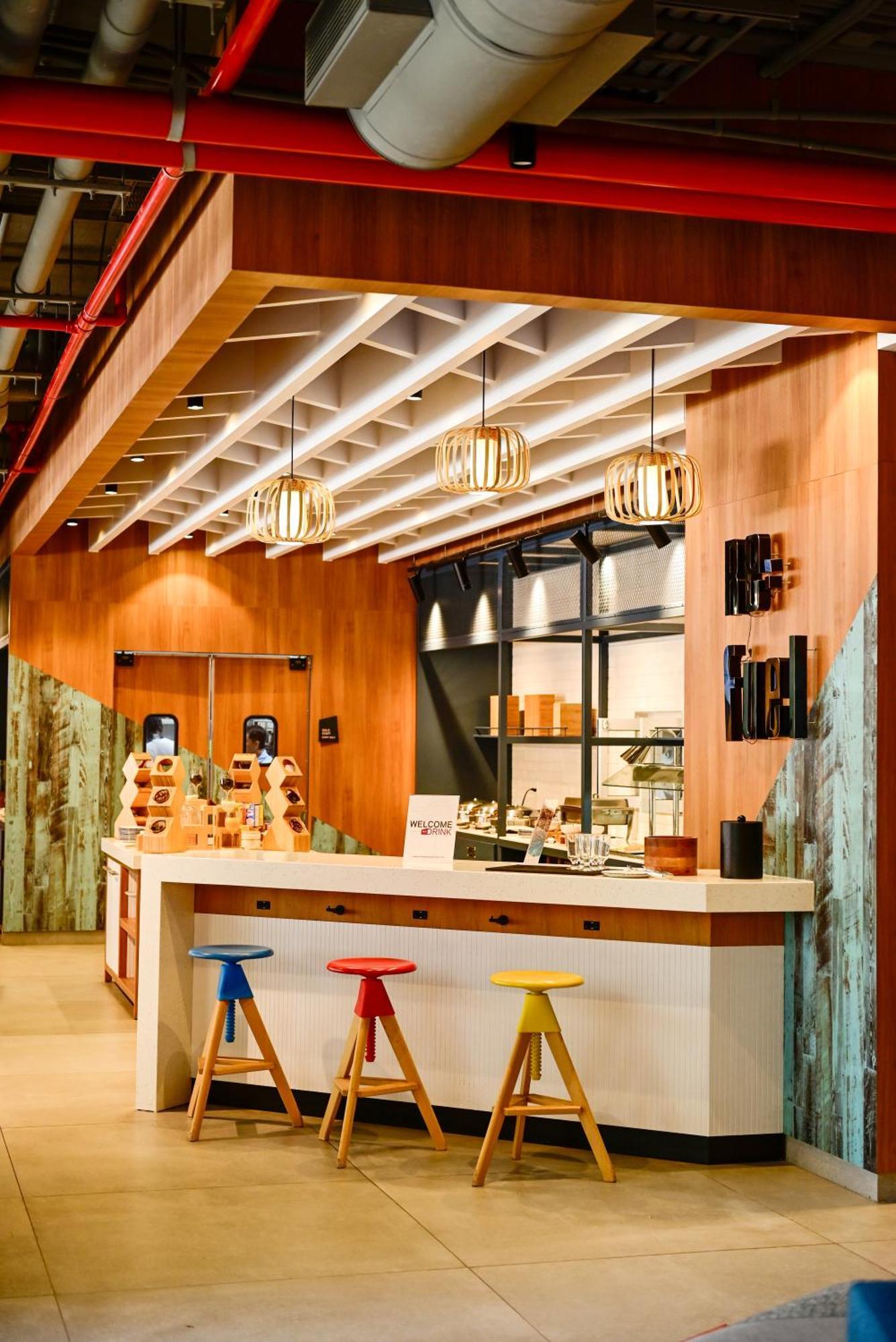 Hotel Aloft Playa Del Carmen Esterno foto The interior of a typical Starbucks Reserve store