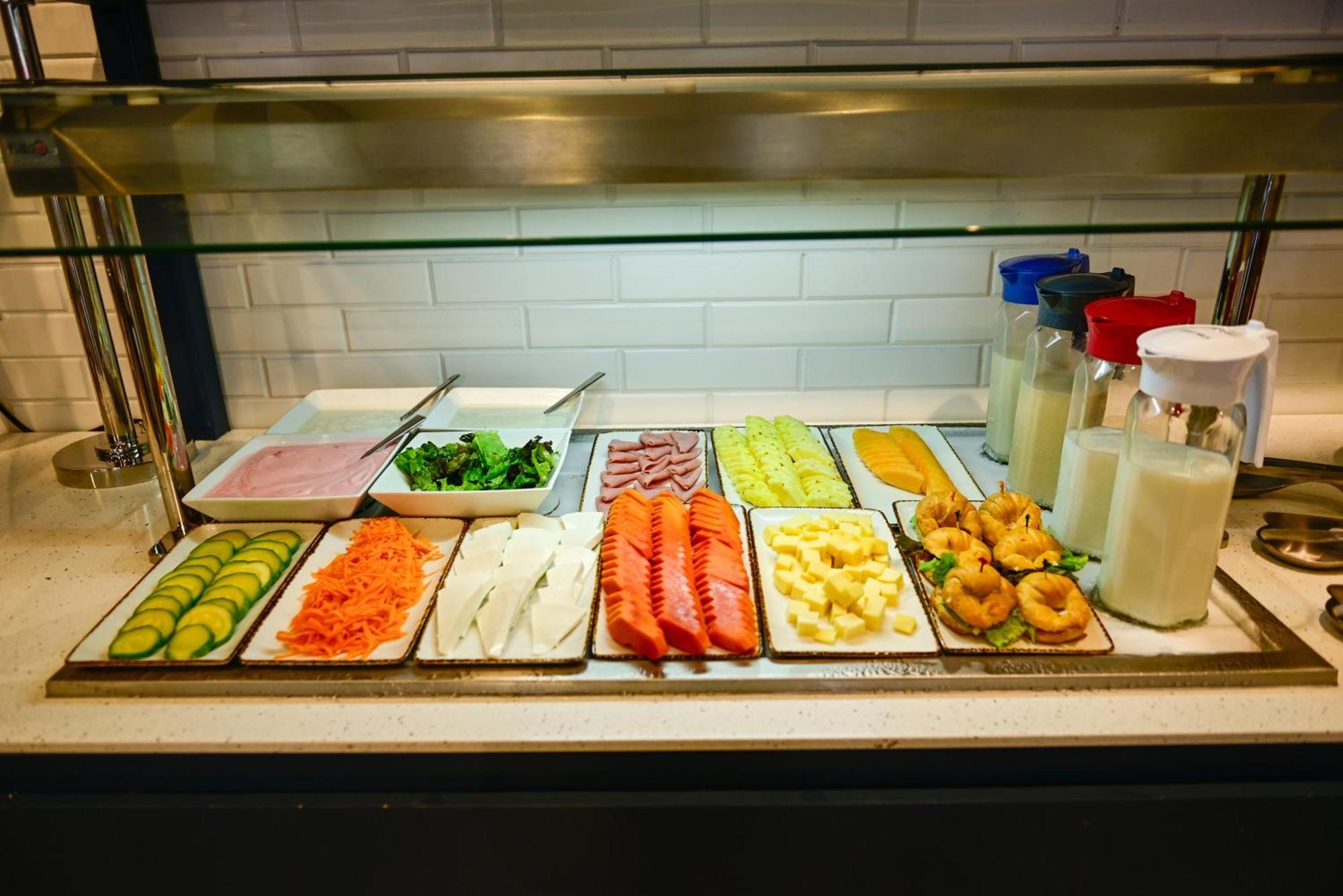 Hotel Aloft Playa Del Carmen Esterno foto A salad bar