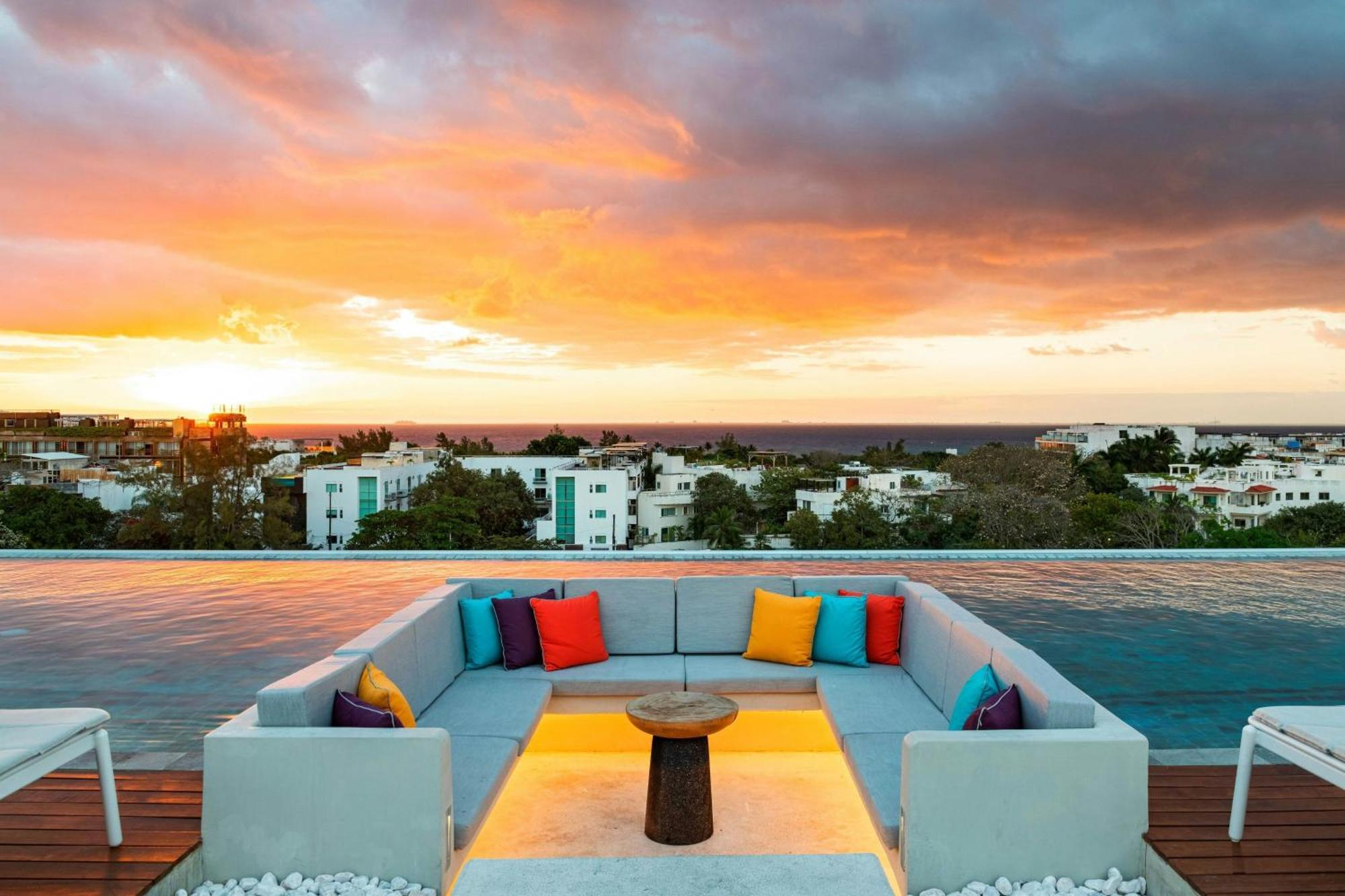 Hotel Aloft Playa Del Carmen Esterno foto Sunset at the rooftop pool