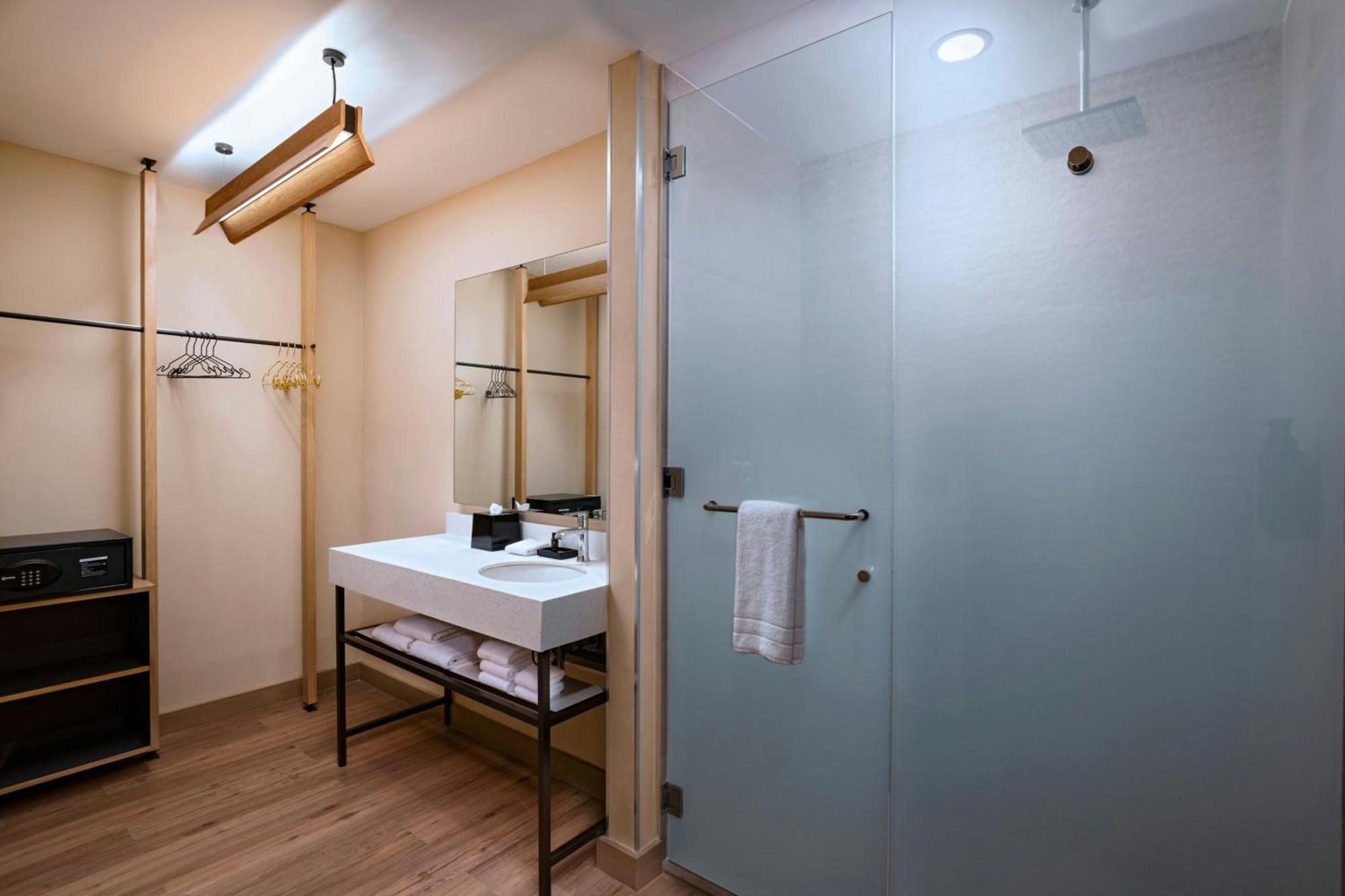 Hotel Aloft Playa Del Carmen Esterno foto Bathroom