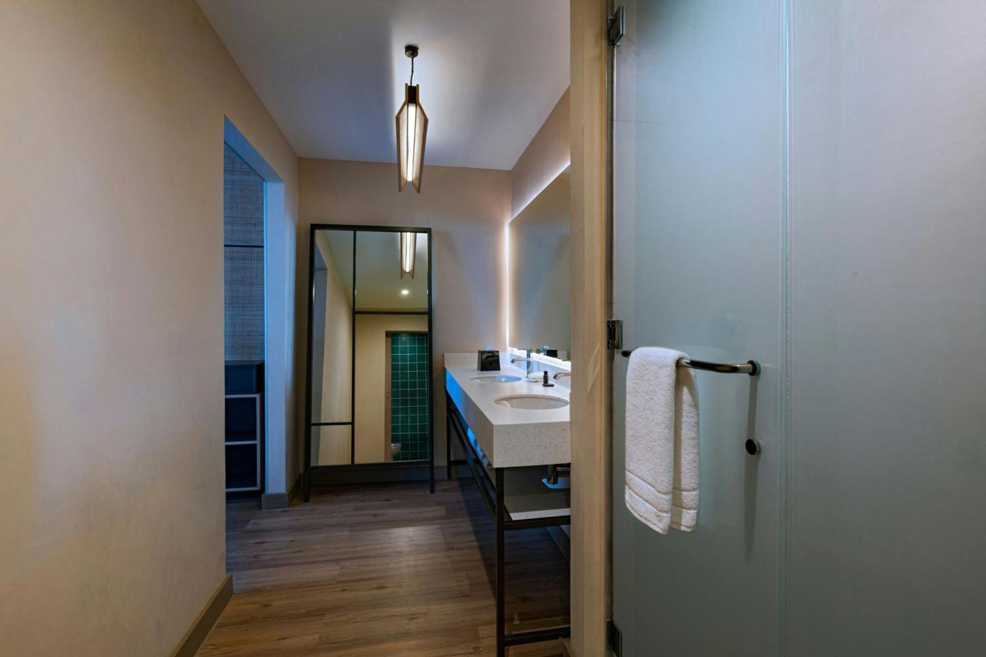 Hotel Aloft Playa Del Carmen Esterno foto Bathroom