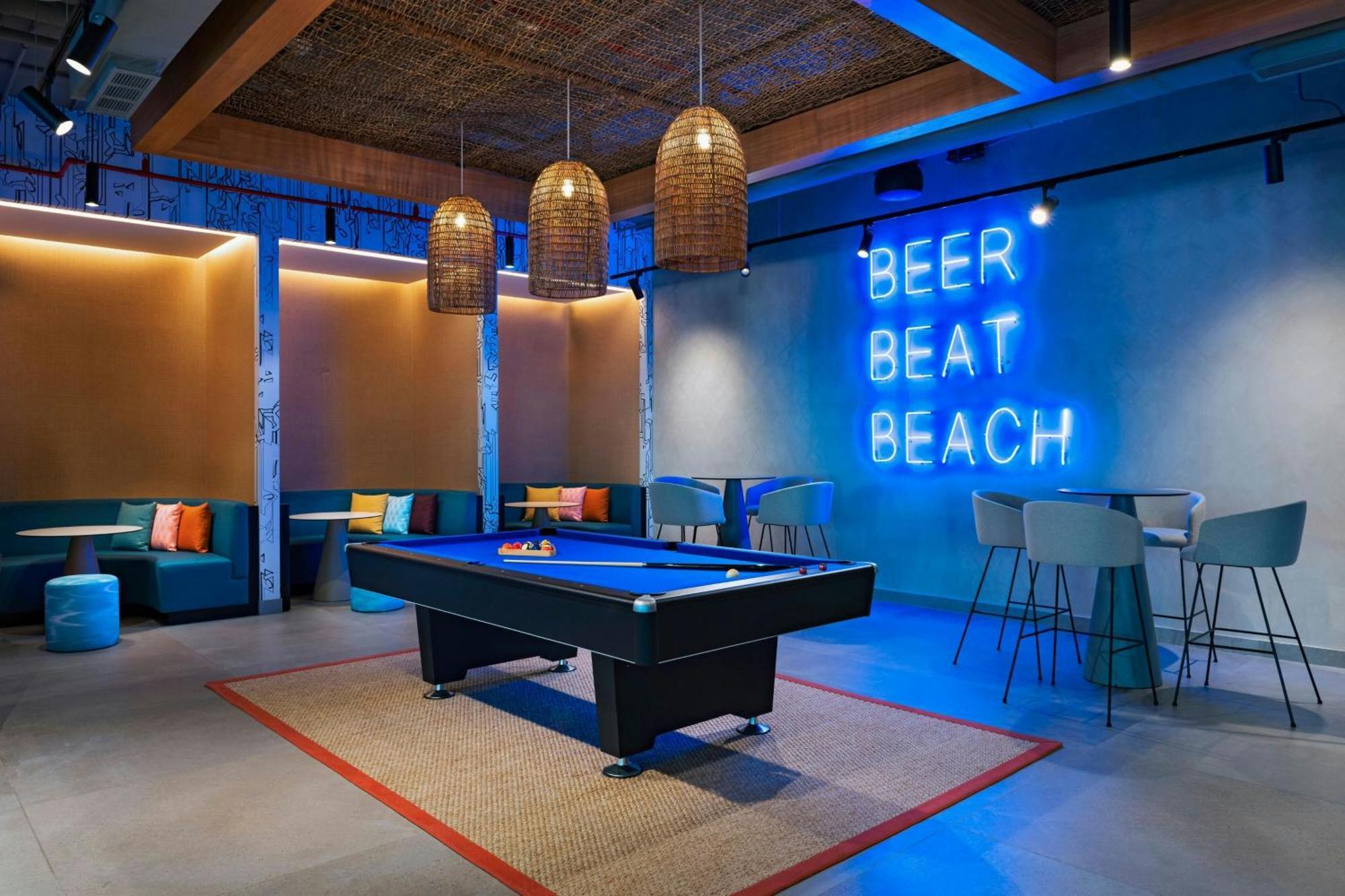 Hotel Aloft Playa Del Carmen Esterno foto The pool table at the 2018 edition of the lounge