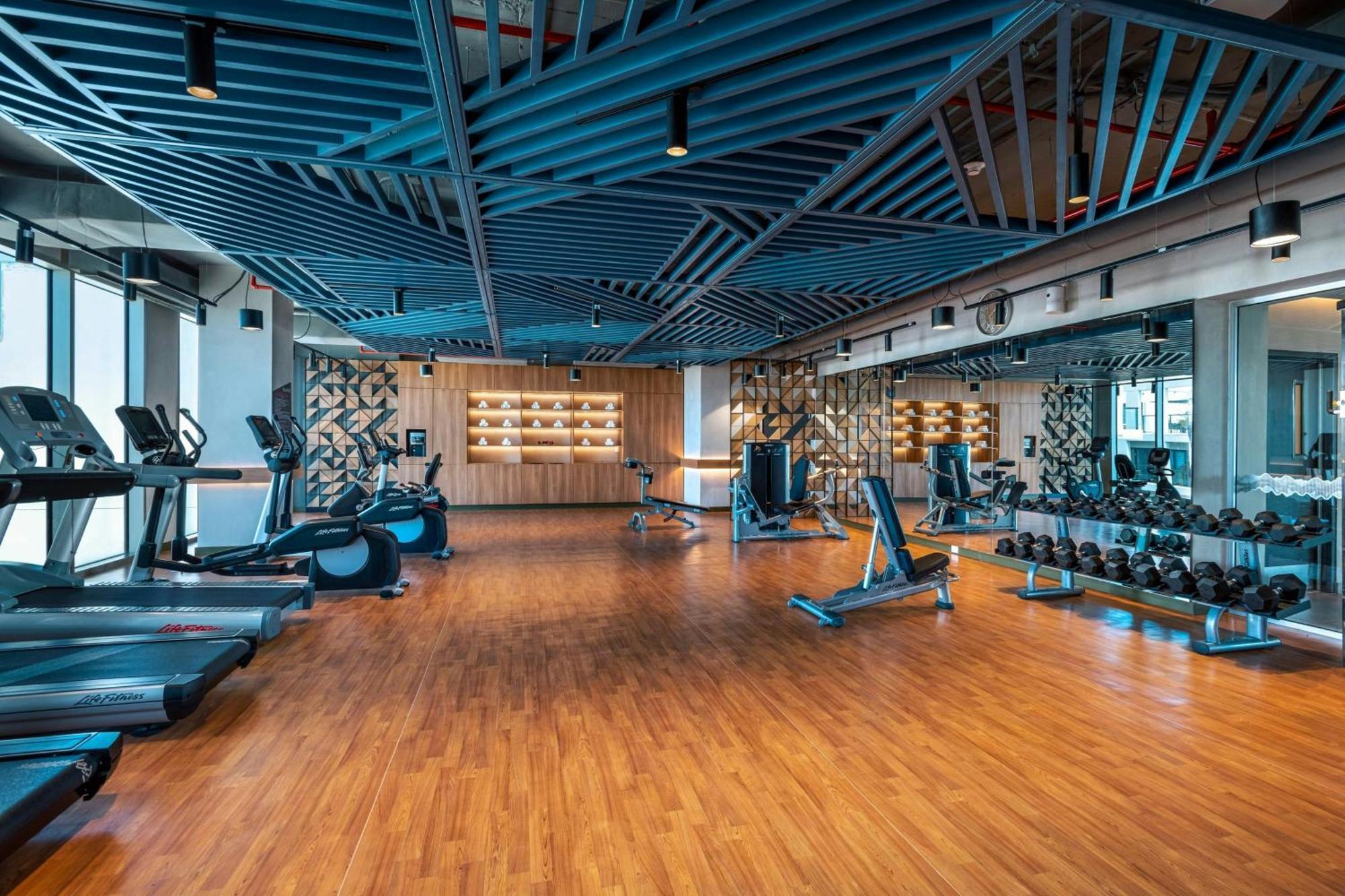 Hotel Aloft Playa Del Carmen Esterno foto The gym at the 1018