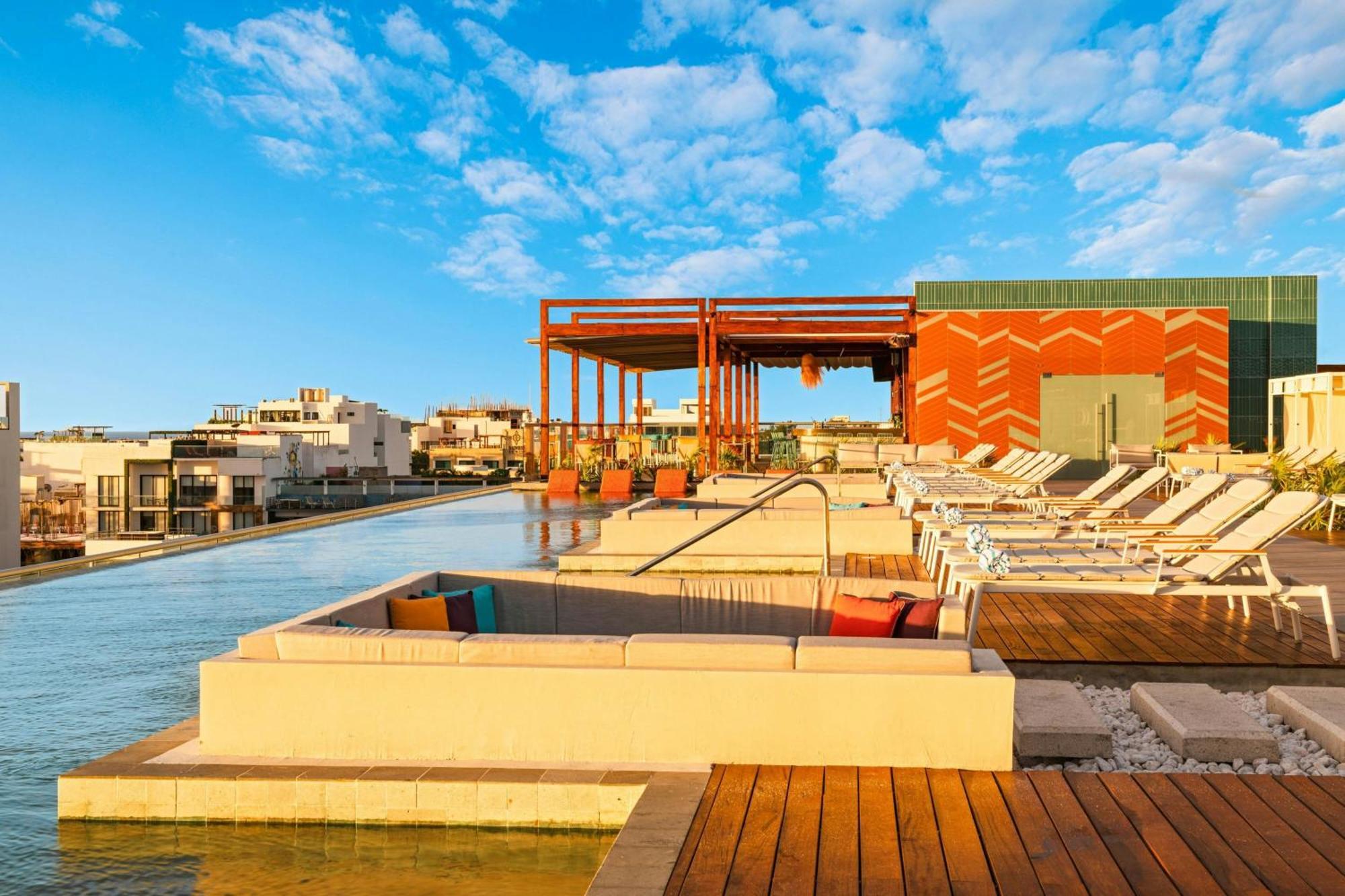 Hotel Aloft Playa Del Carmen Esterno foto Rooftop pool at the Hotel