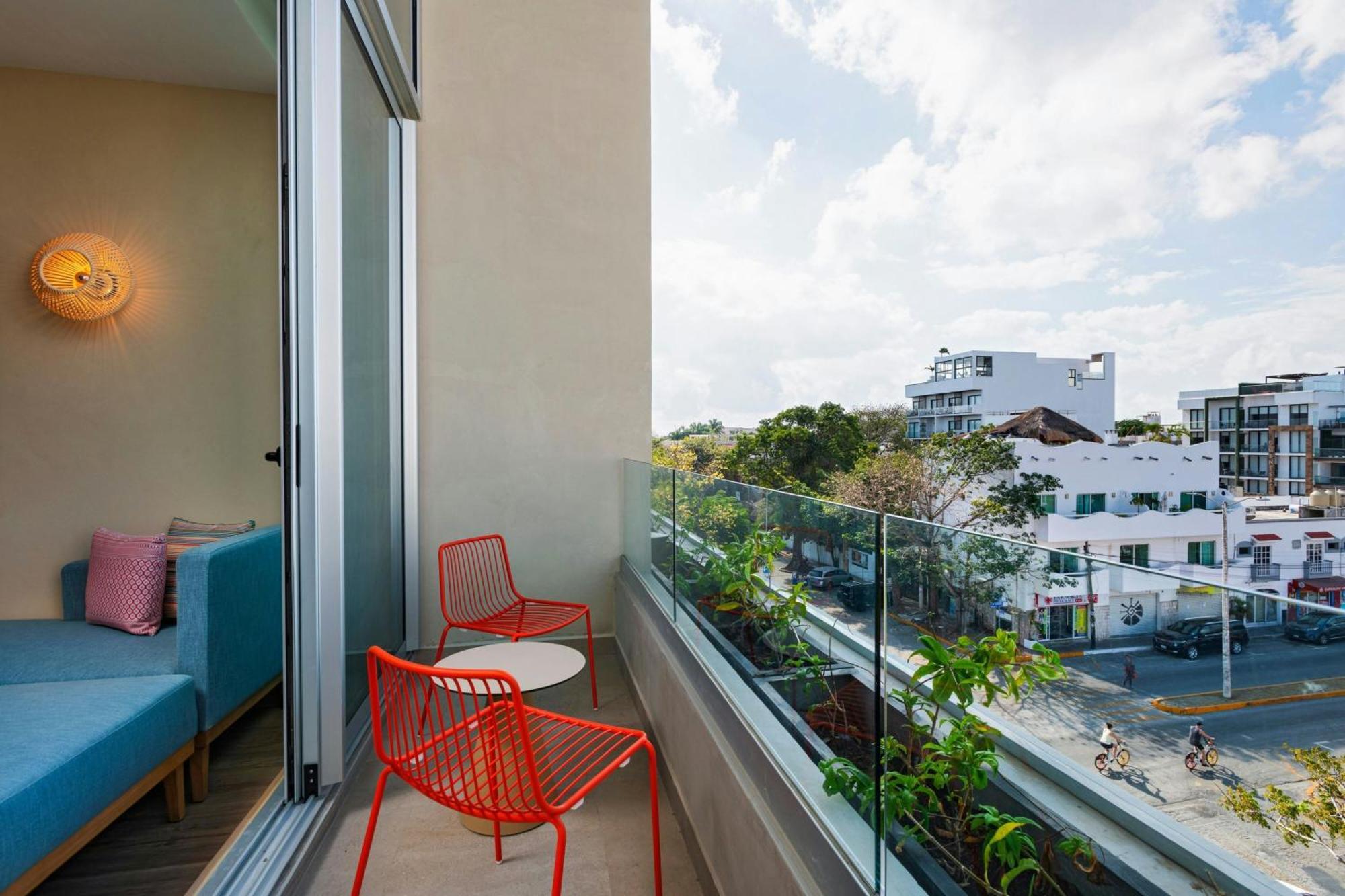 Hotel Aloft Playa Del Carmen Esterno foto Balcony of a hotel room
